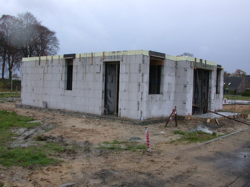 Blick auf den Nebeneingang HWR und Haustür